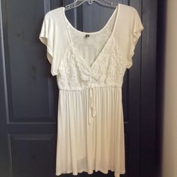 Women’s DUO MATERNITY Off white top… Size medium