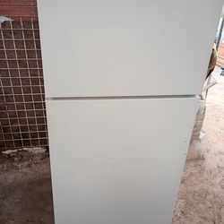 REFRIGERATOR'S HOT PONT JUST LIKE YOU SEE HERE PRICE $200 DOLLAR'S EACH ONE THERE WORKING EXCELLENT 6 MONTHS WARRANTY THERE PLUGGED IN WORKING COLD CO