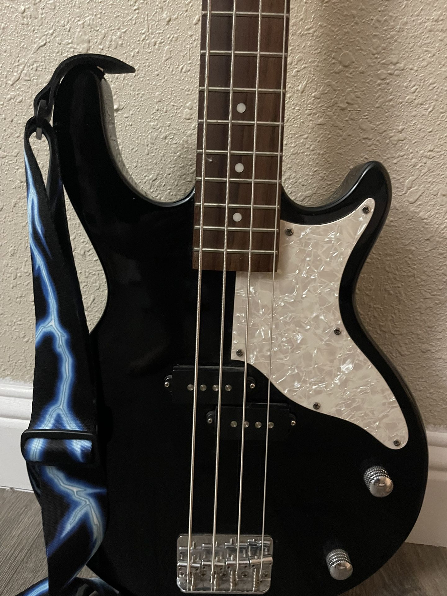 First Act ME105 BLACK Electric Bass Guitar