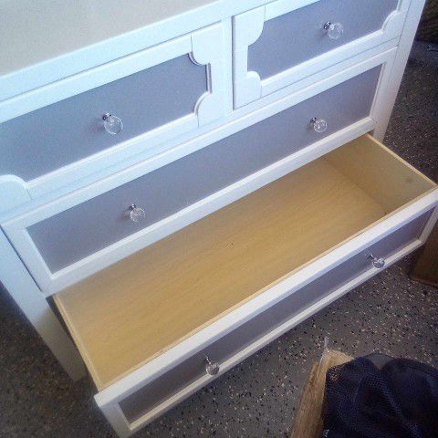 Dresser Frosted Drawers