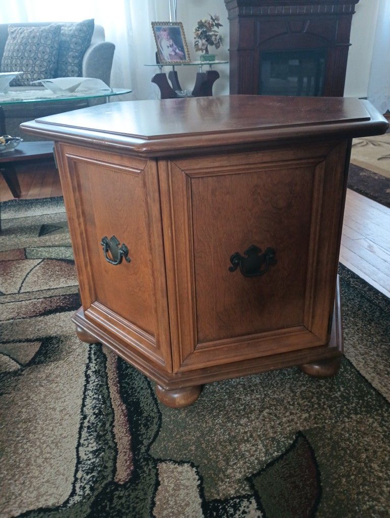 Ethan Allen Oak Maple Wood Stand With Usable Space