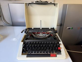 VINTAGE SUPER DE LUXE PORTABLE MANUAL TYPEWRITER