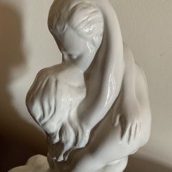 VTG  WHITE CERAMIC  STATUE HOME DECOR