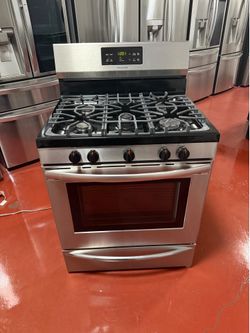 Frigidaire 5-burner gas stove in very good condition, working perfectly. We offer delivery, installation, and a 3-month warranty.