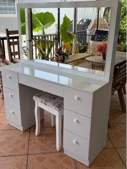 7-Drawer Vanity Desk