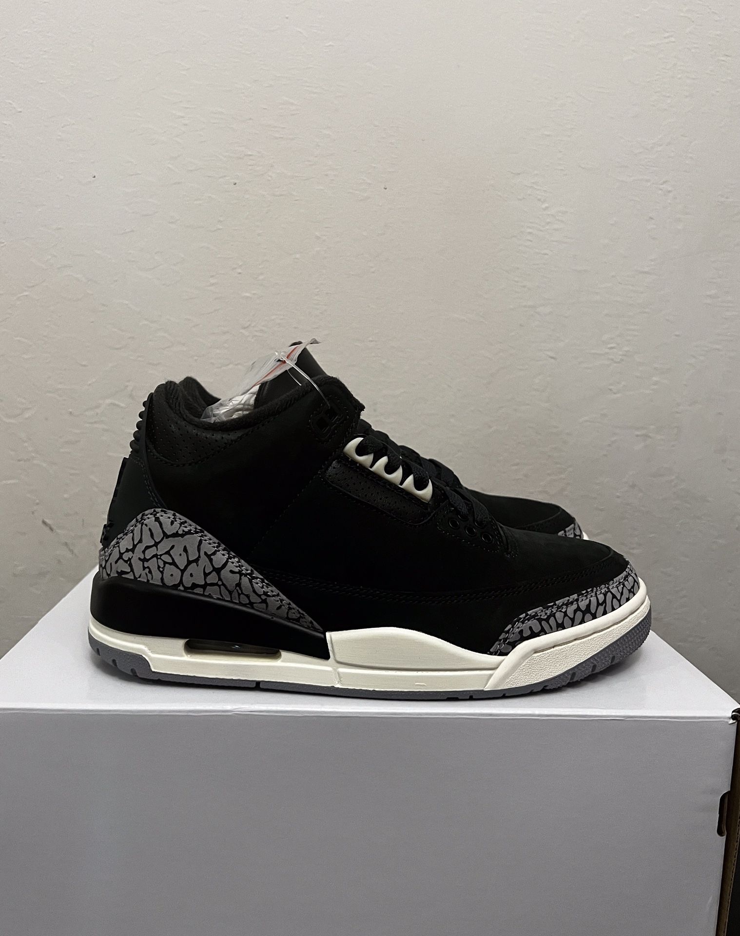 Air Jordan 3 Women’s 7, 7.5