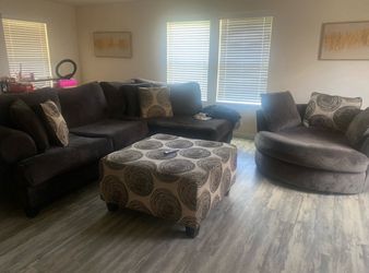 Couch set !! Needs to go