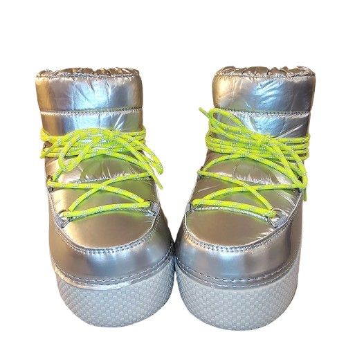BRAND-NEW Silver "Moon Boots" Low-Calf Pull-On Platform w/Green Laces