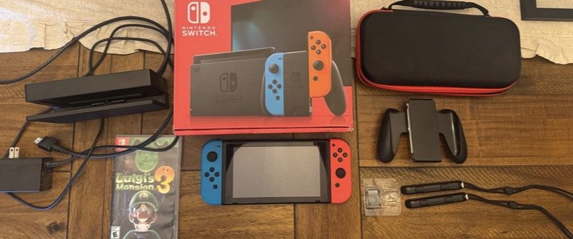 Nintendo Switch Like New! Carrying Case, Luigi’s Mansion 3 