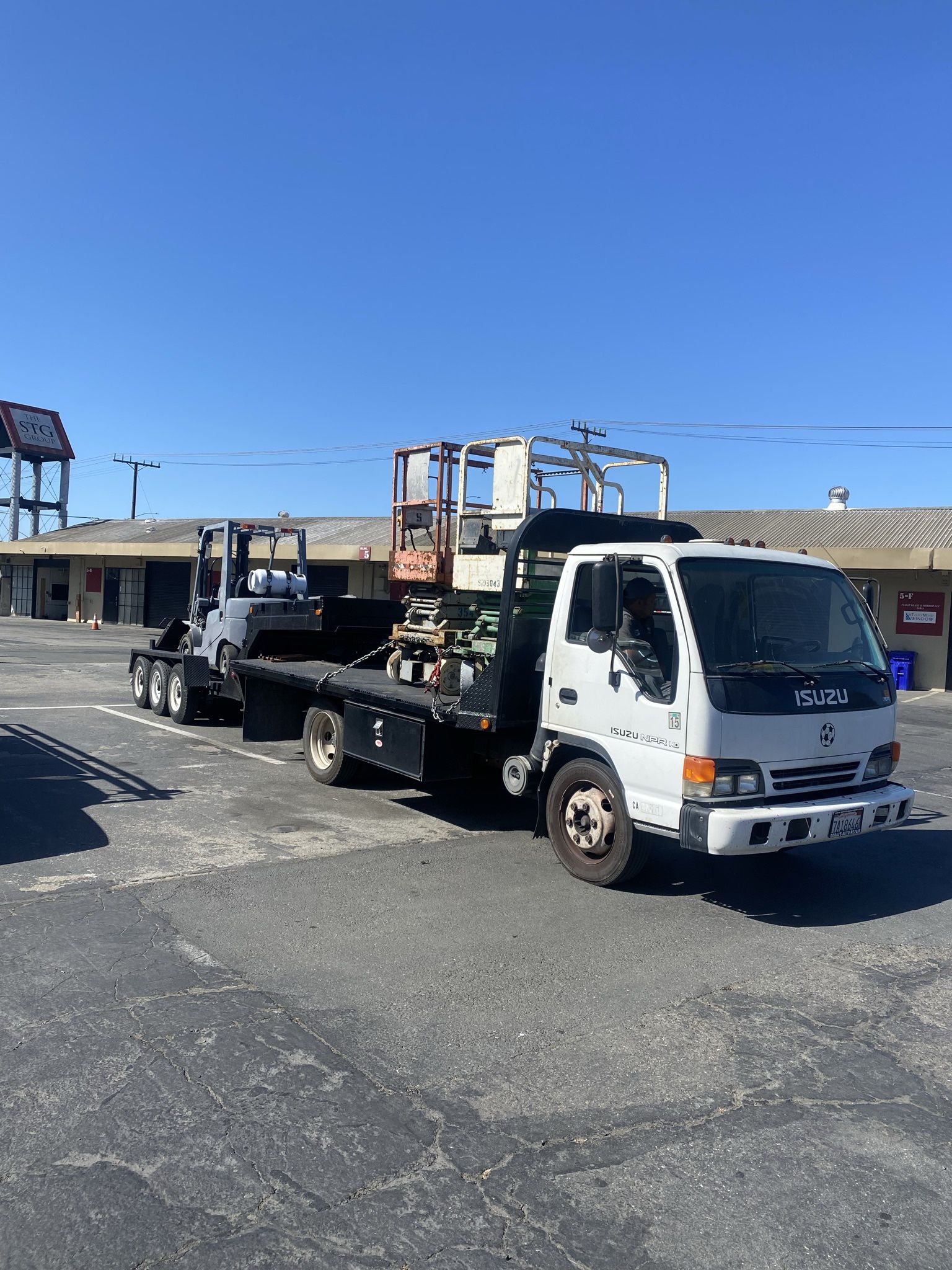 Maneuvers And Load Transportation With Flat Bed & Forklift 