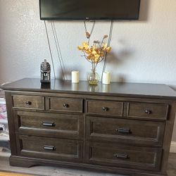 Dresser W 6 Drawers Bed, Chest With 4 Drawers 