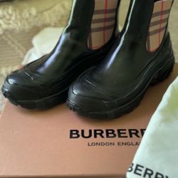 Burberry Women’s Chelsea Rain Boots – Size 37.5 (US 7.5)