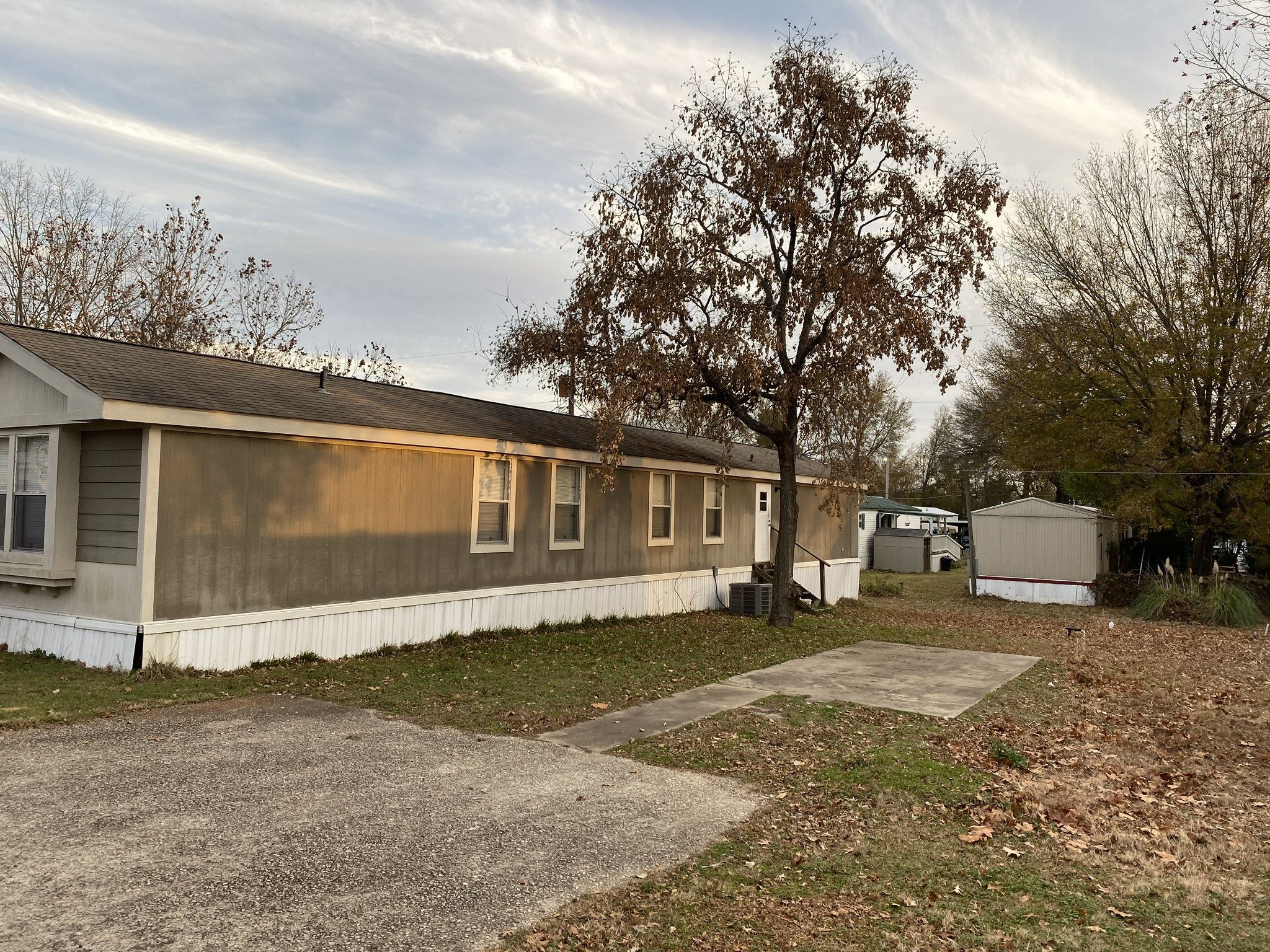 Nice Trailer , 3bd 2bath Very Well Keep ……. Selling For 20,k …….. In a Nice an Quite Community, For More Information Contact Me An We Can Talk