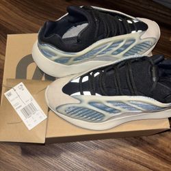 YEEZY 700 Kyanit