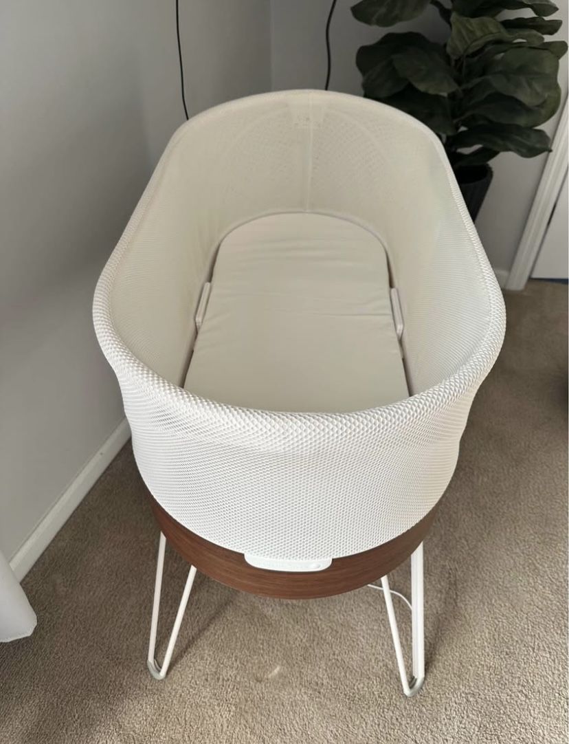 SNOO Smart Sleeper Bassinet with leg risers