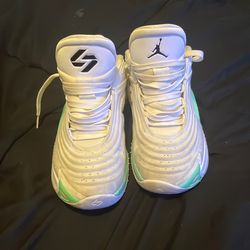 Basketball shoes
