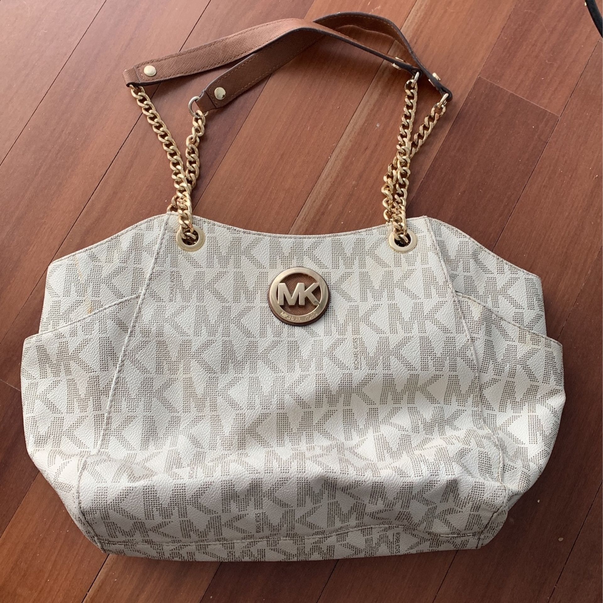 Micheal Kors White Purse with Gold Chain