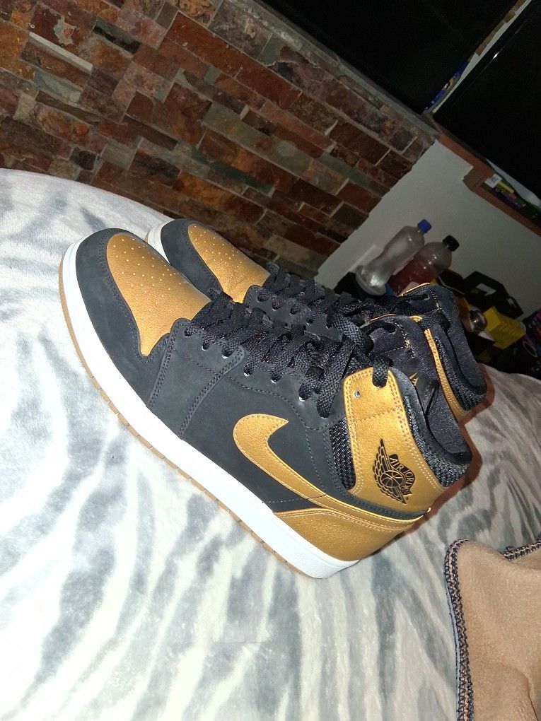 Jordan 1 Mid Black/Gold
