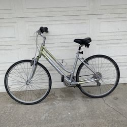 GIANT WOMEN'S HYBRID/ COMMUTER BIKE 