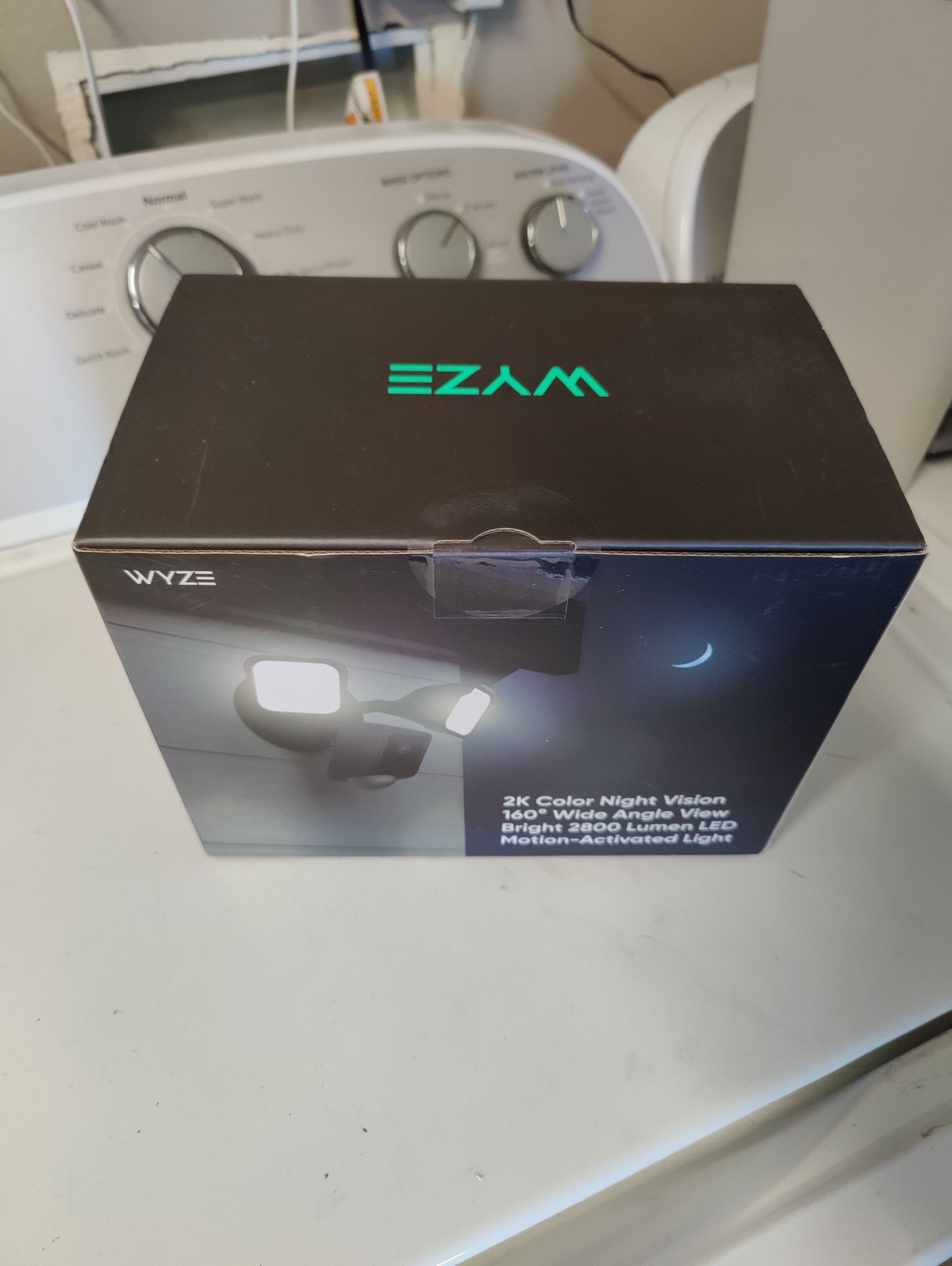 WYZE Floodlight Camera v2, 2800 Lumen LEDs, 2K HD Outdoor Security