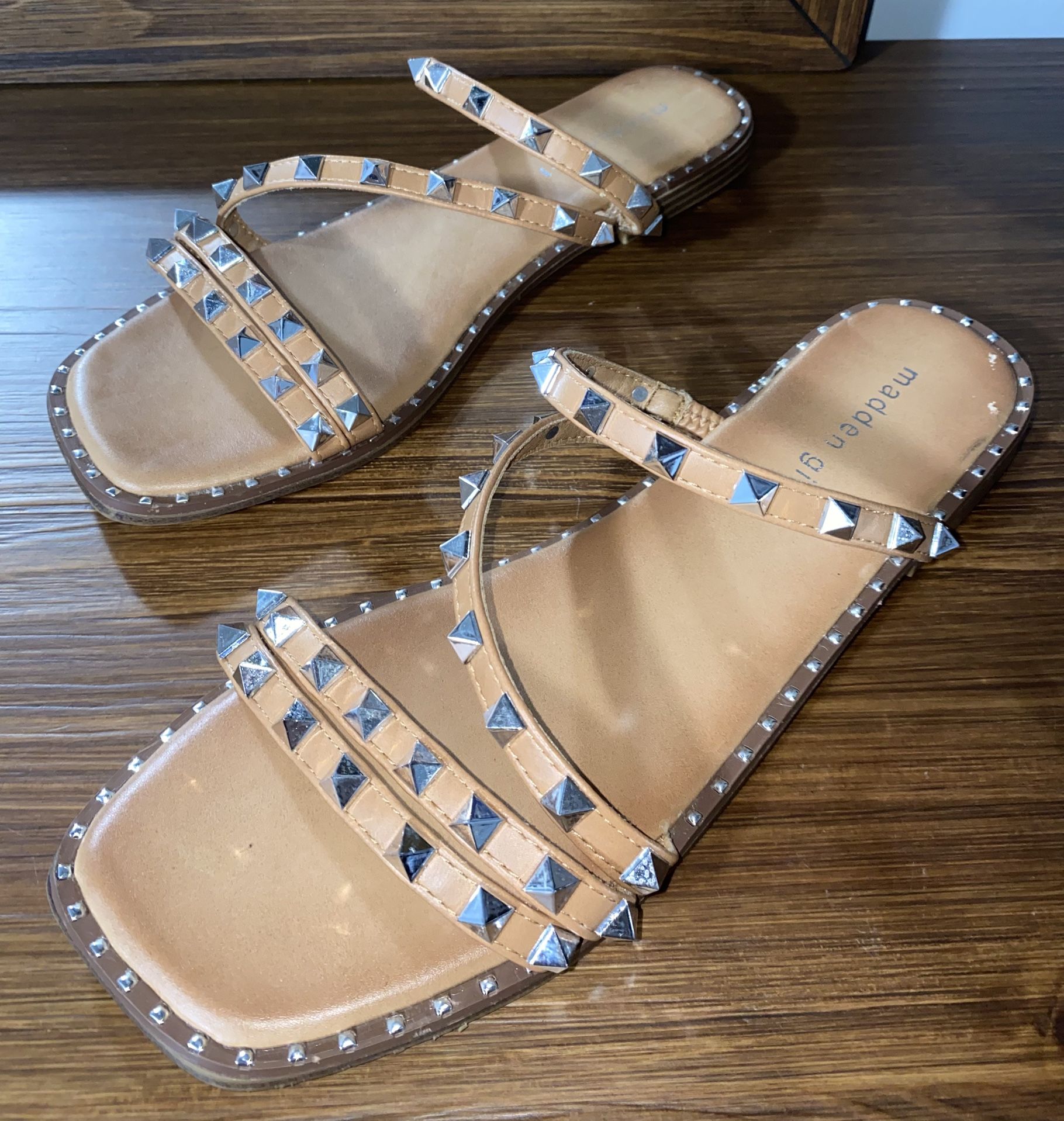 Madden Girl Halcyon Pyramid-Stud Flat Sandal • Women’s US 9 • Tan Slide