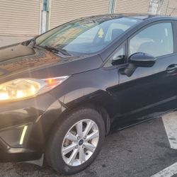 Ford  fiesta 2011 titulo limpio 134 mil millas placas todo el año a toda prueba no luces prendidas