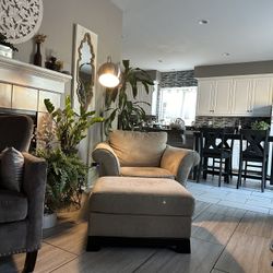 Super Comfortable Sitting Pice With Ottoman 