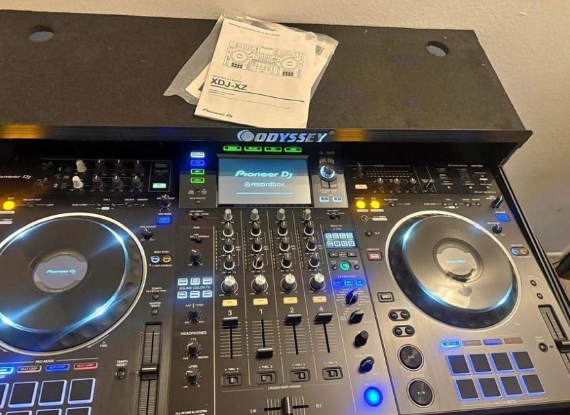 Pioneer-Black-XDJ-XZ-all-in-one-professional-DJ-system