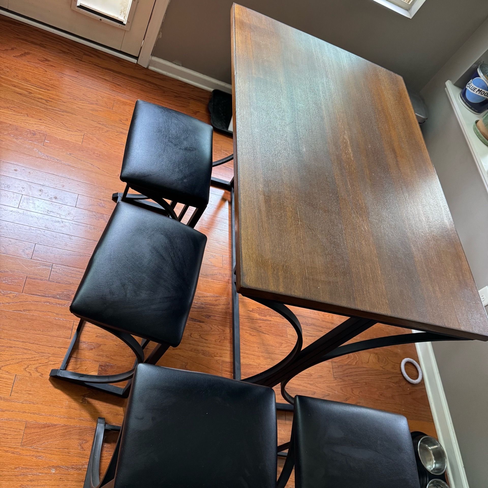 Dining table + 4 stools/chairs