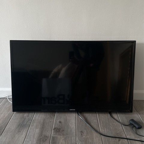 35" Samsung Smart TV w/Remote
