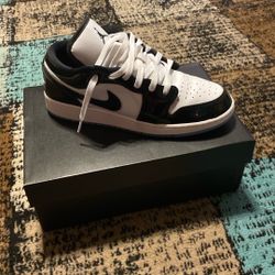 AIR JORDAN 1 LOW SE (GS).  SIZE 7Y 