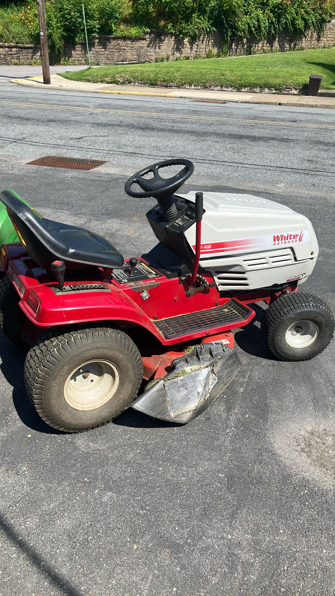 White Lawn Tractor LT1300