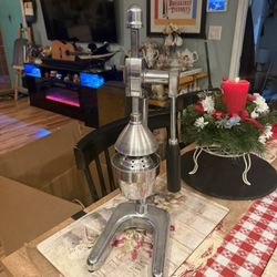vintage, heavy duty manual juicer