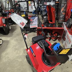 Brand new Toro power Clear 721E Snowblower. 
NEW unit .
Factory warranty included 
$599