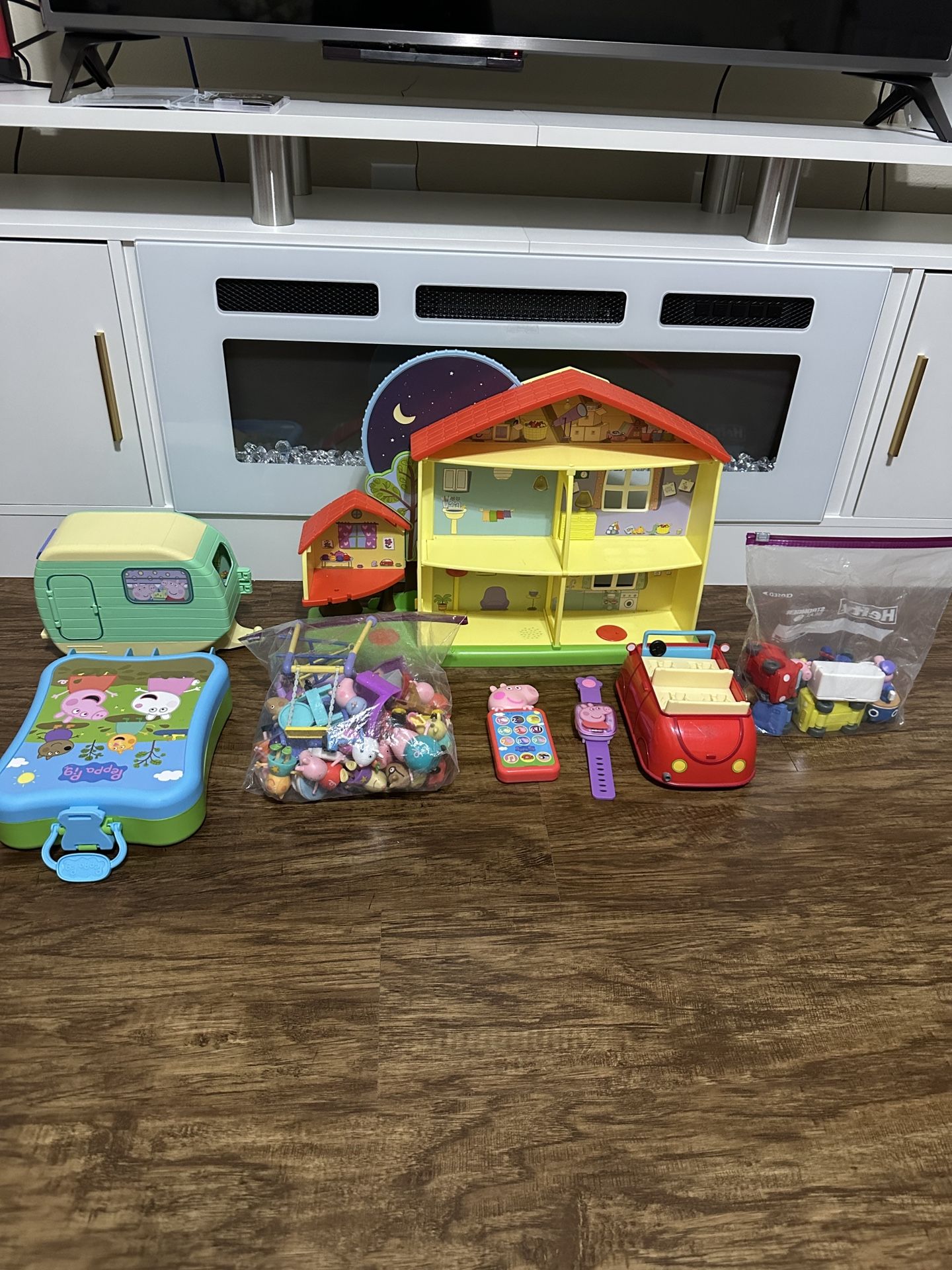 Peppa Pig House Plus Camper Plus Car And Watch And Accessories