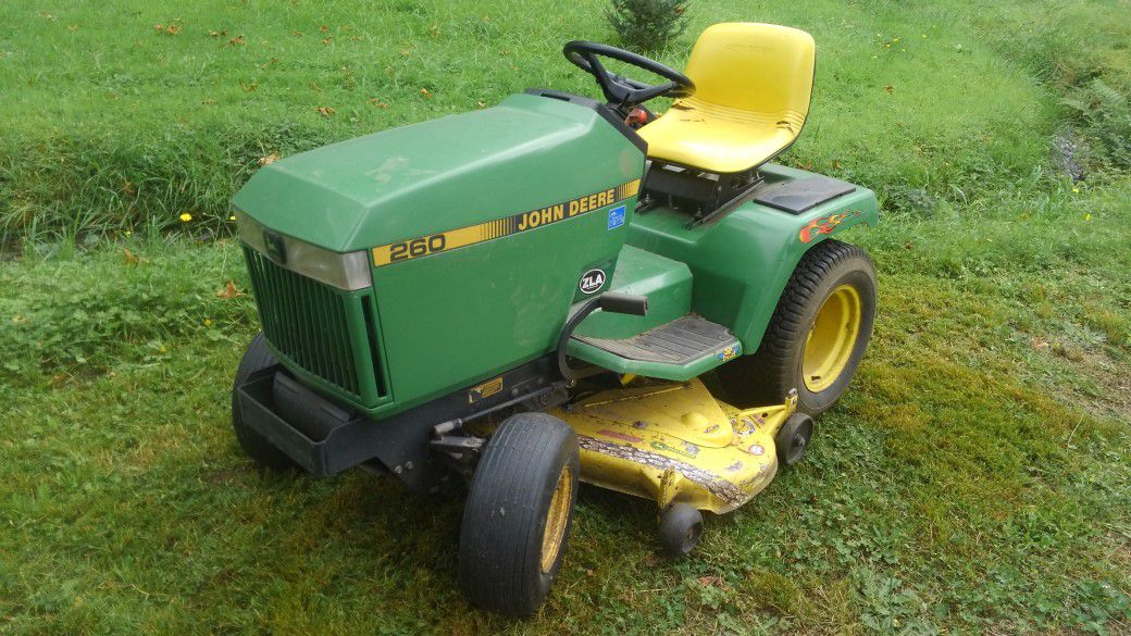 John Deere 260 lawn tractor