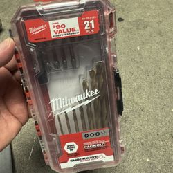 Brand New Milwaukee SHOCKWAVE Impact Duty Drill & Drive Set (21-Piece)