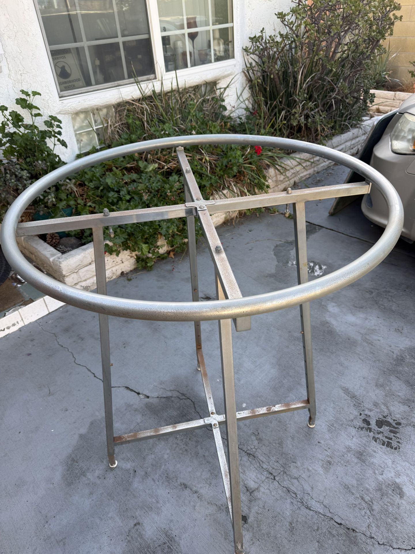 Heavy-Duty Steel Circular Clothing Rack – 36" Display Stand