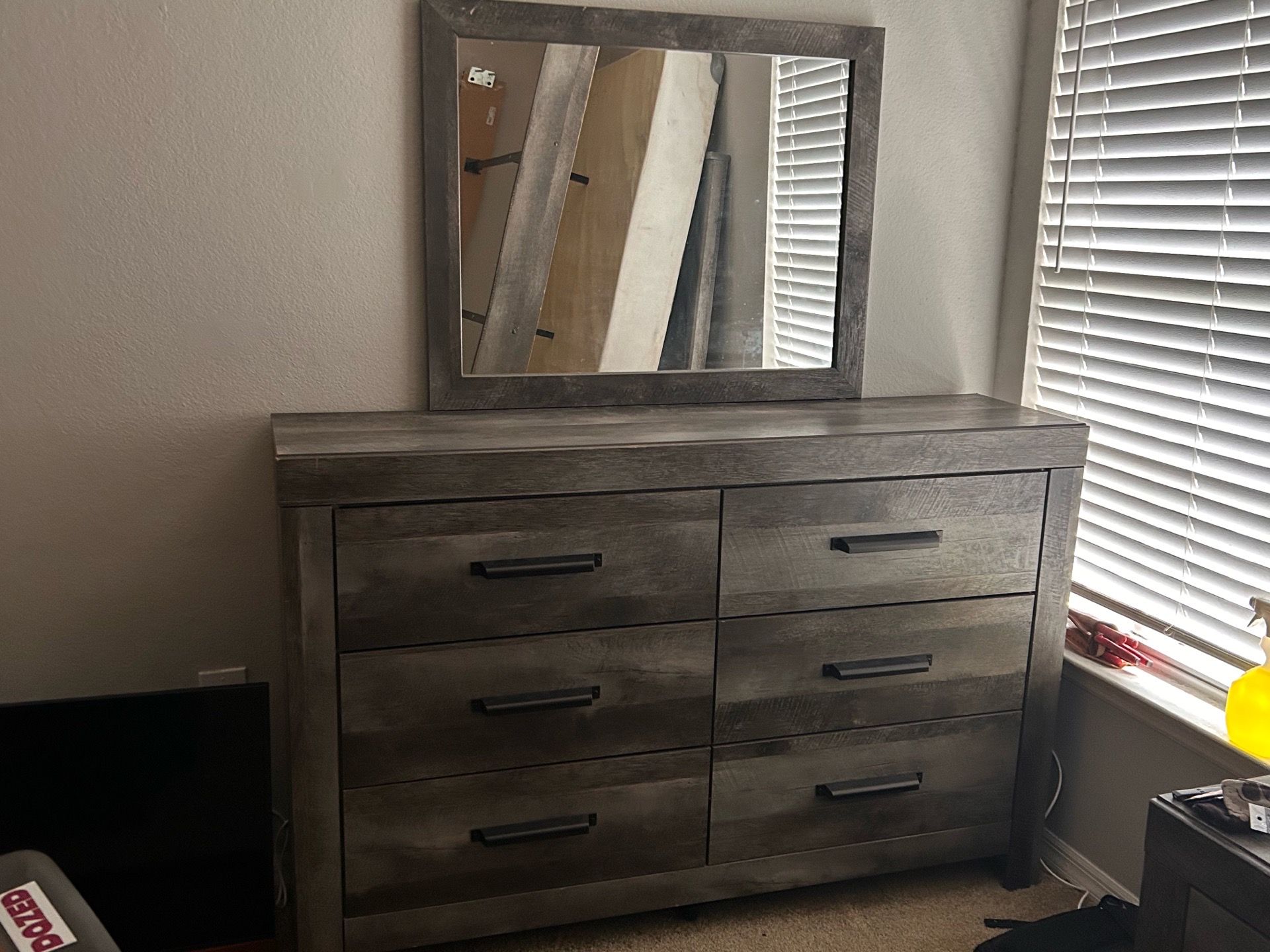 Sturdy wood frame queen set
