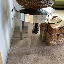 MIRRORED SIDE TABLE