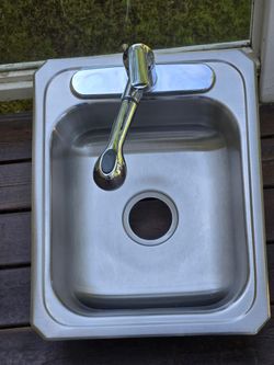 Elkay Bar/veggie Sink and Delta pull out spray Faucet