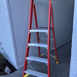 4FT Werner FiberGlass Step Ladder (10FT Reach)