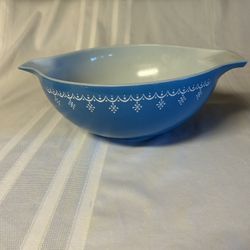 Pyrex Snowflake Blue Garland Cinderella Bowl