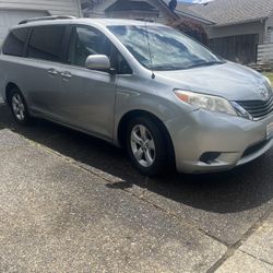 Toyota Sienna 2011