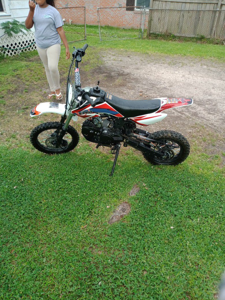 Photo 125cc Xpro Dirt Bike Looking To Trade For A Nice Four Wheeler Pretty Much Brand New Was Bought At Christmas