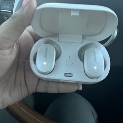 white Bose Quietcomfort noise cancelling