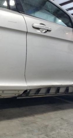 2012 Ford Taurus right passenger door needs repair