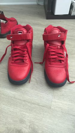 They are men’s tennis shoes. I’m selling it and you have to pick it up at another location.