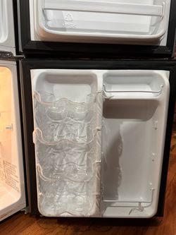 Hisense 3.1-cu ft Counter-Depth Freestanding Mini Fridge Freezer Compartment (Sliver) Energy Star | LMT33M6AVE