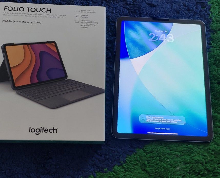 iPad Air M1 W/ Logitech Folio $400